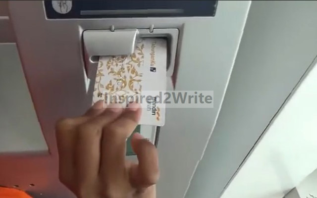 Langkah pertama silahkan masukan kartu ATM Mandiri Syariah dengan posisi yang benar
